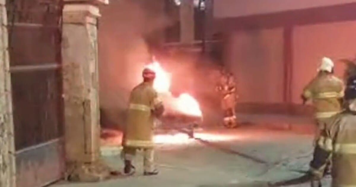 Carro pega fogo na Praça do Suspiro em Nova Friburgo