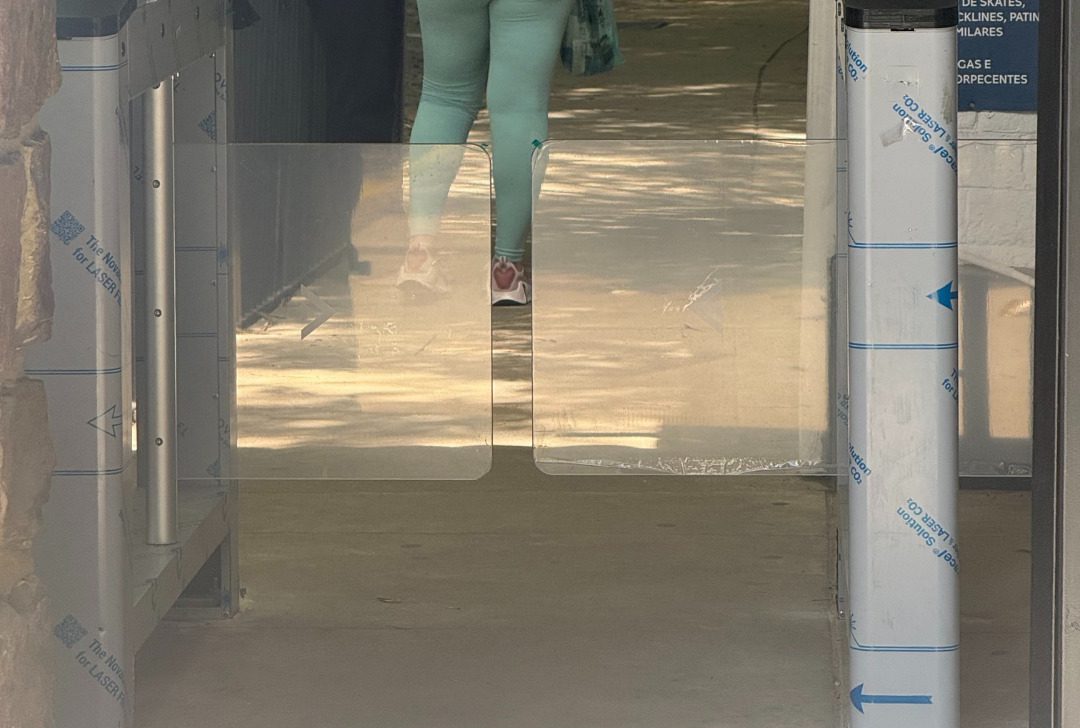 Catraca em instalação no Nova Friburgo Country Clube, com pessoa passando por ela.