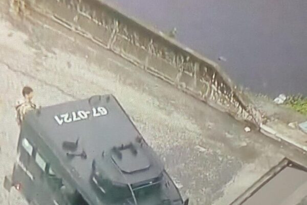 Caveirão cai em fosso em Vigário Geral no Rio de Janeiro durante operação