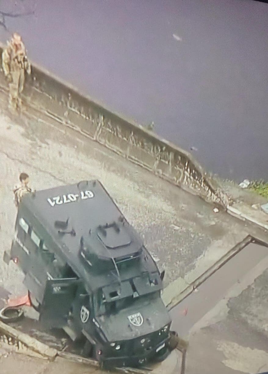 Caveirão cai em fosso em Vigário Geral no Rio de Janeiro durante operação