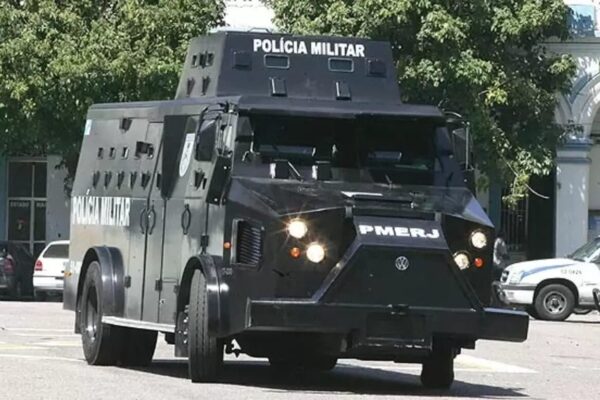 Caveirão no Rio de Janeiro é utilizado para impedir sequestro de ônibus