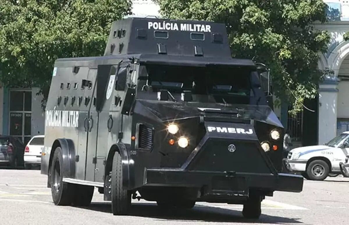 Caveirão no Rio de Janeiro é utilizado para impedir sequestro de ônibus