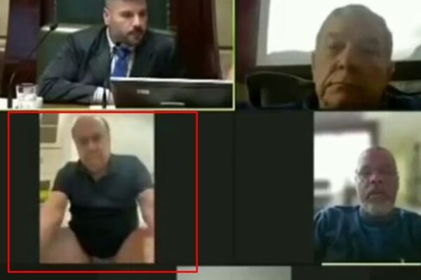 Cesar Maia sentado no vaso sanitário durante sessão da Câmara de Vereadores do Rio de Janeiro