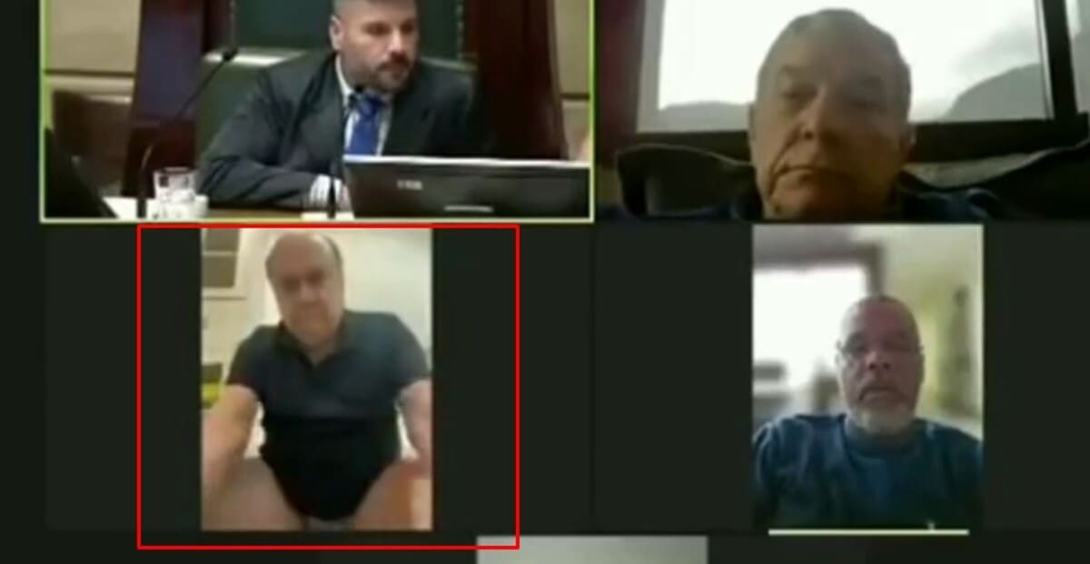 Cesar Maia sentado no vaso sanitário durante sessão da Câmara de Vereadores do Rio de Janeiro