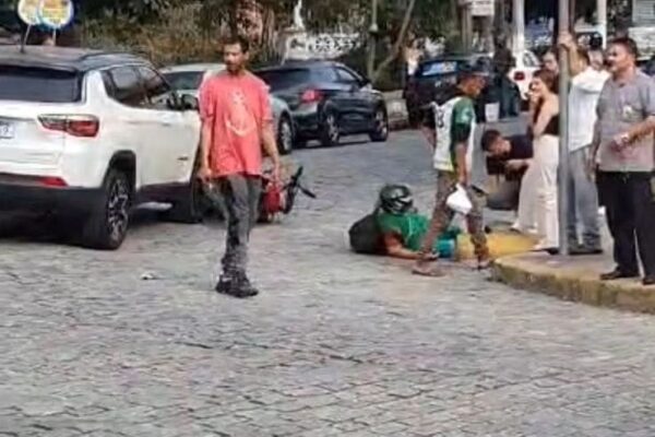 Choque entre moto e carro deixa motociclista no chão