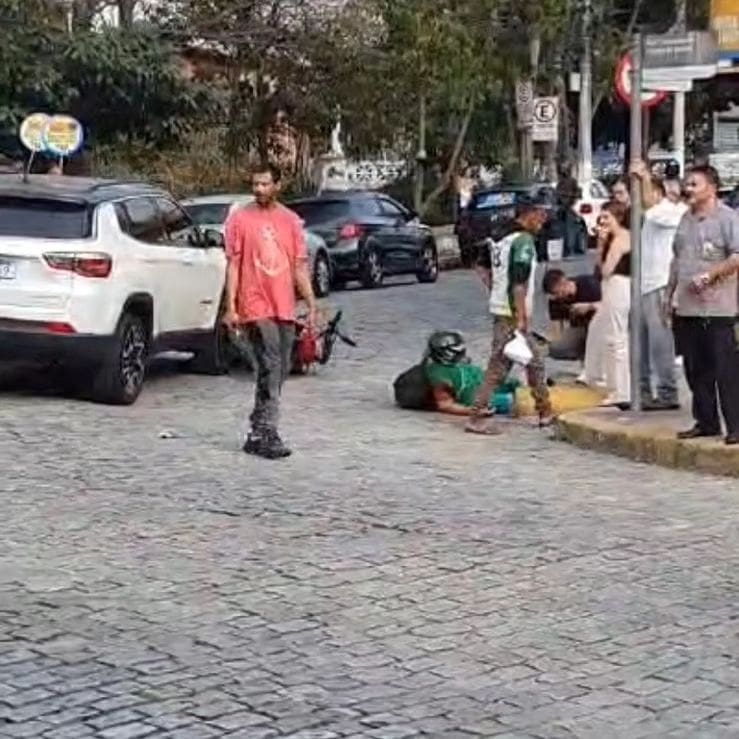 Choque entre moto e carro deixa motociclista no chão