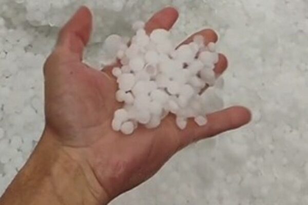 Chuva de granizo impressionou moradores de Bangu, no Rio de Janeiro, após temporal