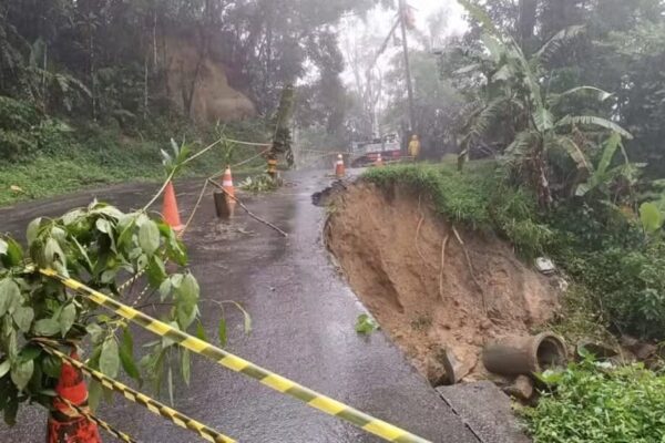 Chuva faz asfalto ceder na RJ-165, em Paraty — Foto Divulgação - Prefeitura de Paraty