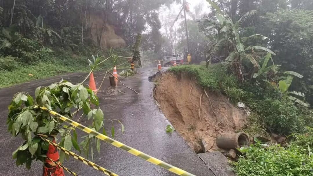 Chuva faz asfalto ceder na RJ-165, em Paraty — Foto Divulgação - Prefeitura de Paraty