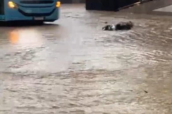 Chuva forte alaga ruas do Centro de Nova Friburgo