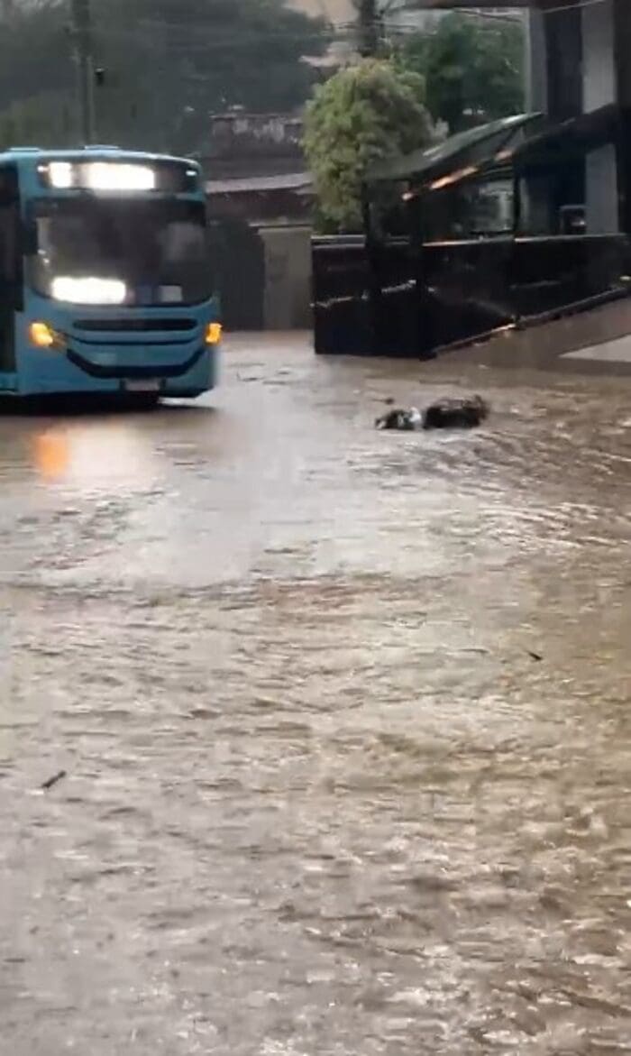 Chuva forte alaga ruas do Centro de Nova Friburgo