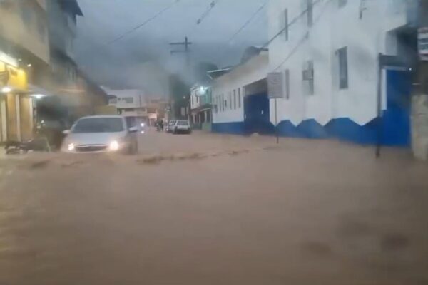Chuvas alagam boa parte da cidade de Nova Friburgo e previsão é de ainda mais tempestade