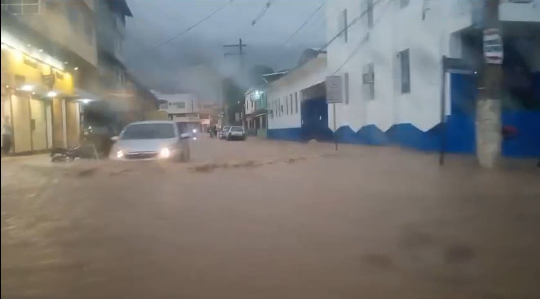 Chuvas alagam boa parte da cidade de Nova Friburgo e previsão é de ainda mais tempestade