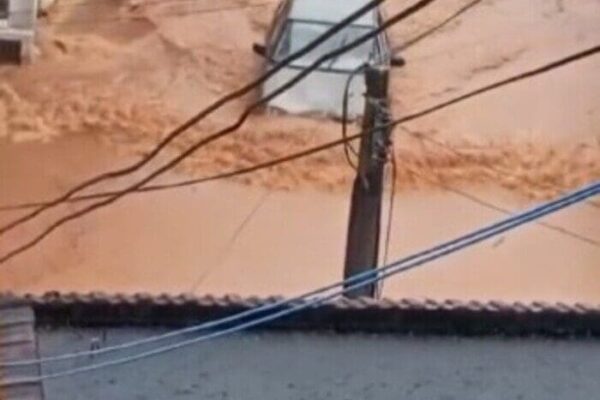Chuvas em Cantagalo e Duas Barras deixam ruas alagadas