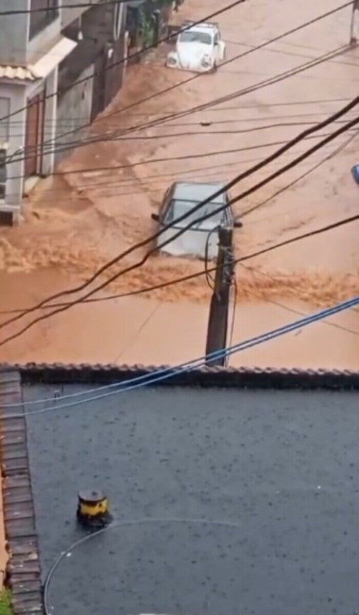 Chuvas em Cantagalo e Duas Barras deixam ruas alagadas