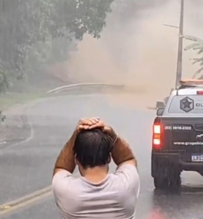Chuvas na RJ 148 fazem descer um mar de lama e terra entre Nova Friburgo e Sumidouro