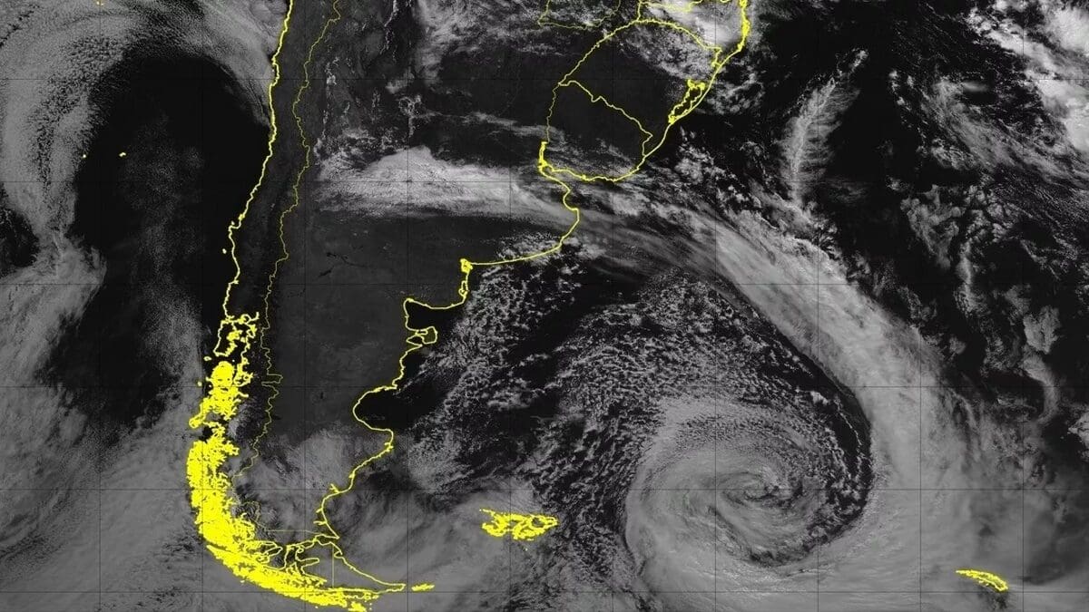 Ciclone que se formou perto do Sul do Brasil pode impulsionar frente fria para o Estado do Rio de Janeiro nos próximos dias - Imagem MetSul