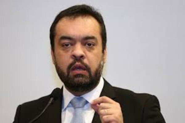 Claudio Castro autoriza contratação de 4 mil professores