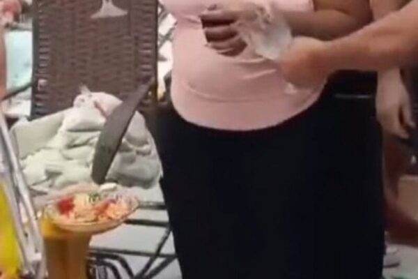 Clientes fazem protesto em supermercado de Duque de Caxias após passarem mais de 10h em fila