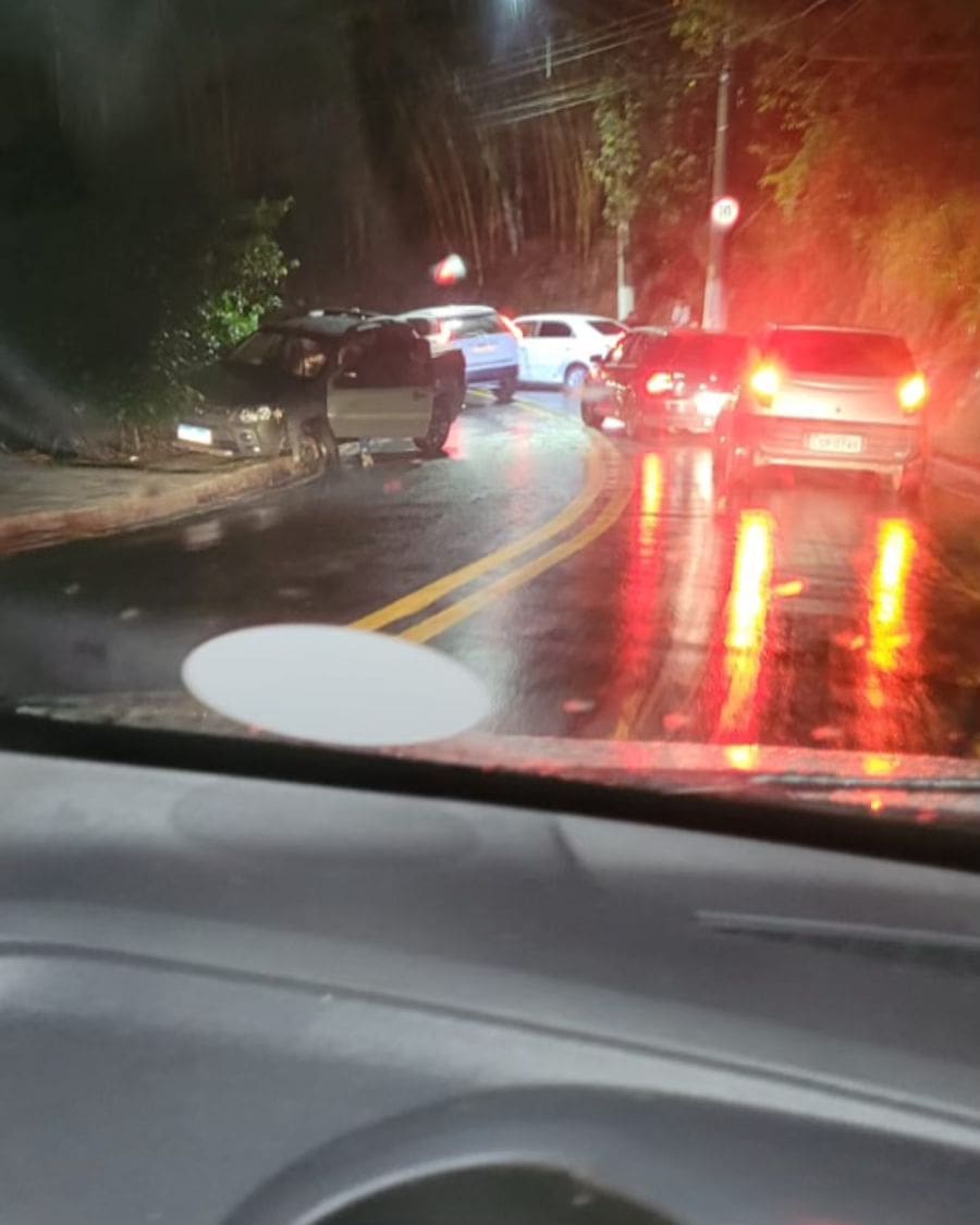 Colisão entre dois carros no bairro de São Geraldo em Nova Friburgo