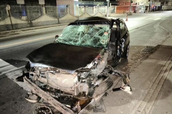 Colisão frontal entre Corsa e Citroen C4 em Nova Friburgo gerou momentos de tensão