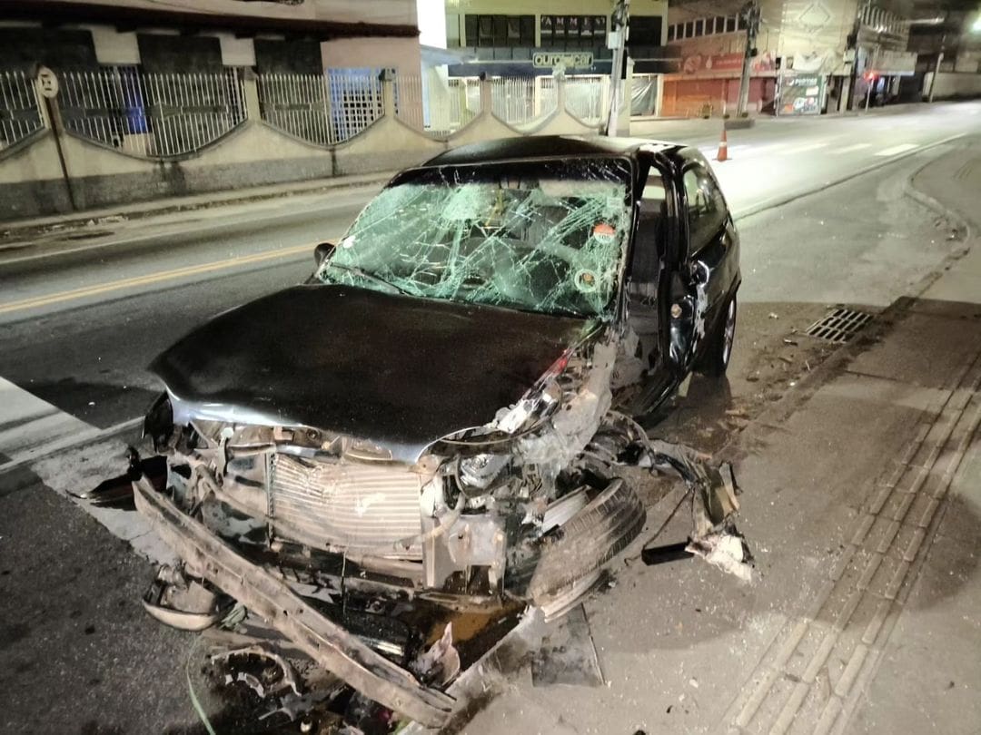 Colisão frontal entre Corsa e Citroen C4 em Nova Friburgo gerou momentos de tensão