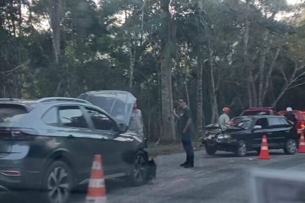 Colisão frontal entre dois carros na RJ 142 - Serramar altura de Lumiar Nova Friburgo