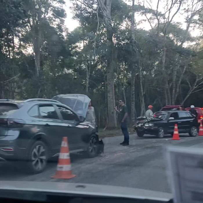 Colisão frontal entre dois carros na RJ 142 - Serramar altura de Lumiar Nova Friburgo