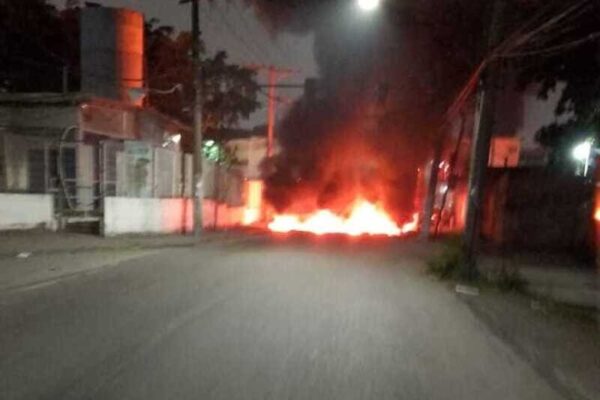 Comunidade de Vila Aliança no Rio de Janeiro sitiada após barricada de bandidos