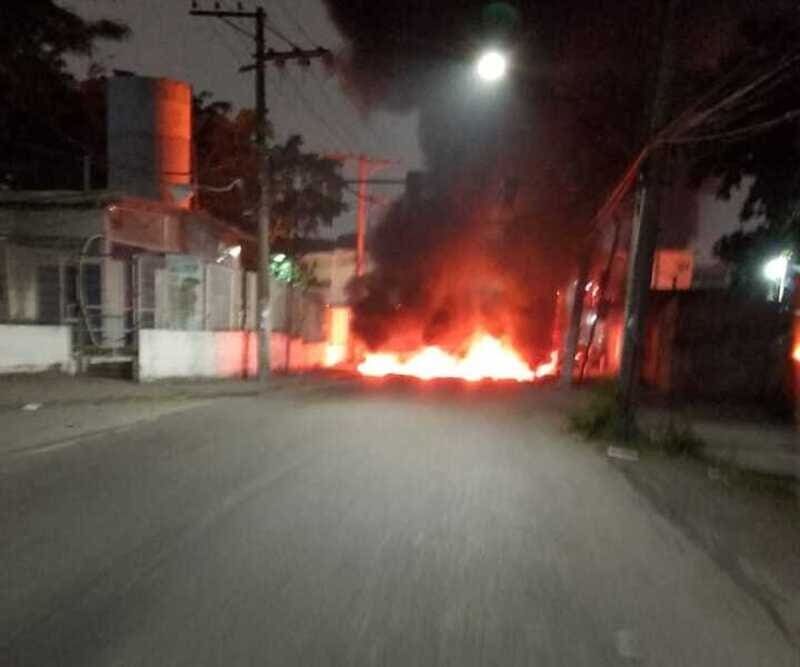 Comunidade de Vila Aliança no Rio de Janeiro sitiada após barricada de bandidos