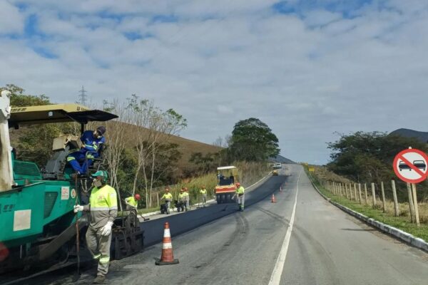 Concessionária RJ 116 atuando na pavimentação da Rj 116 na região serrana