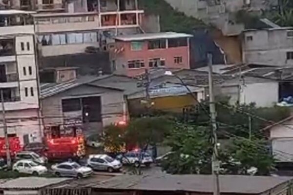 Condomínio Terra Nova em Nova Friburgo com muitas viaturas do Corpo de Bombeiros e Polícia Militar