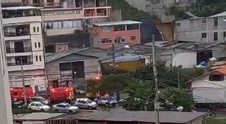 Condomínio Terra Nova em Nova Friburgo com muitas viaturas do Corpo de Bombeiros e Polícia Militar