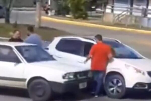 Confusão e discussão após batida de carros em Conselheiro Paulino, em Nova Friburgo-RJ
