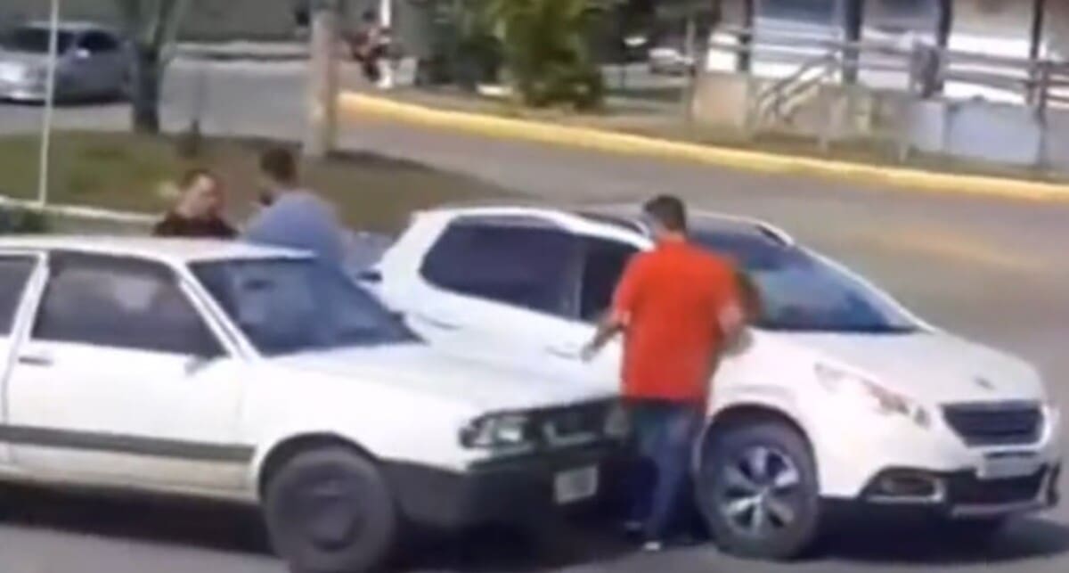 Confusão e discussão após batida de carros em Conselheiro Paulino, em Nova Friburgo-RJ