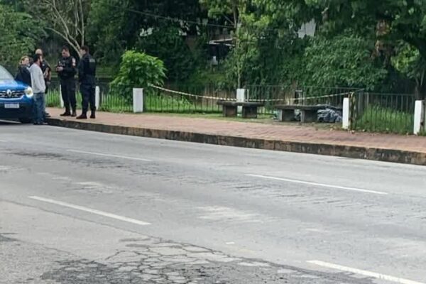 Corpo foi encontrado em frente ao Hospital Municipal Raul Sertã em Nova Friburgo