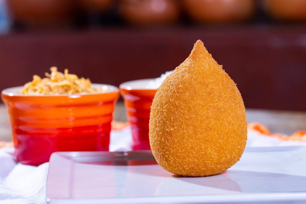 Coxinha está no Top 3 dos petiscos mais gostosos de acordo com a Teaste Atlas