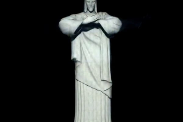 Cristo Redentor abraça o Rio de Janeiro em projeção