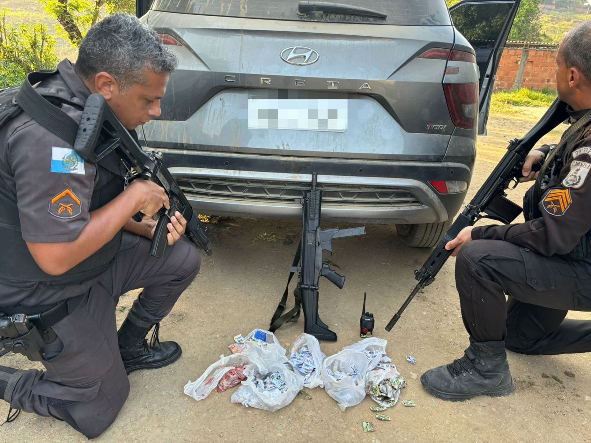 Confronto entre policiais e bandidos em Belford Roxo deixa 2 suspeitos mortos e 1 suspeito ferido