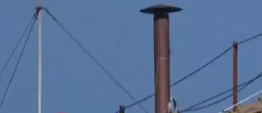 Depois de uma longa espera, os quase 50 mil fiéis na Praça São Pedro viram sair a fumaça preta depois do primeiro dia de Conclave, no Vaticano
