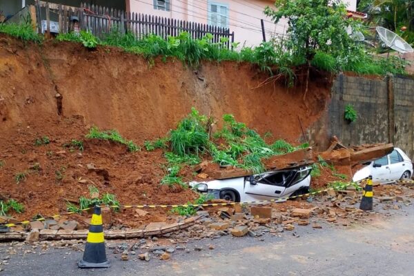 Deslizamento de terra em Bom Jardim destruiu carros (1)