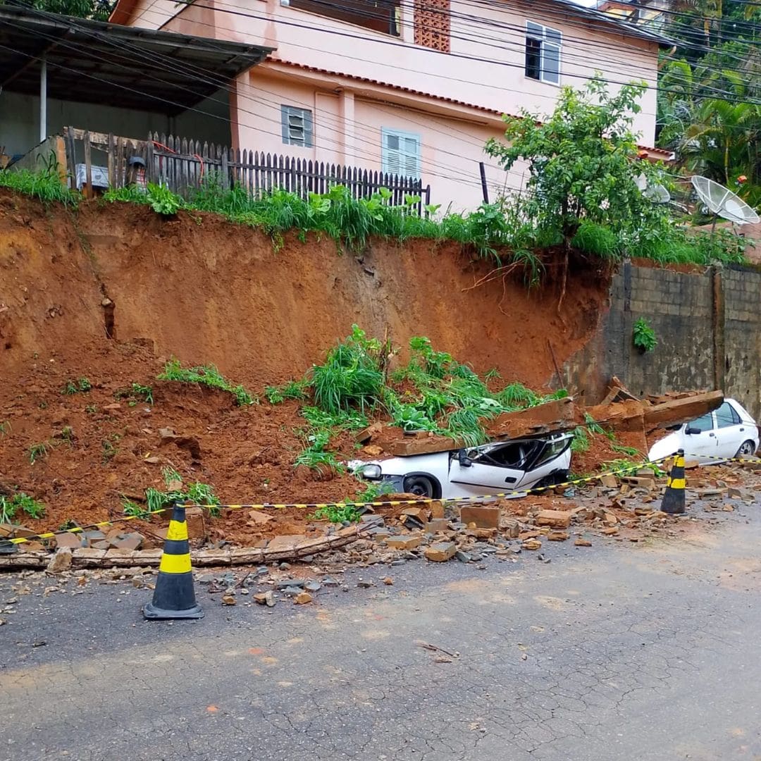 Deslizamento de terra em Bom Jardim destruiu carros (1)