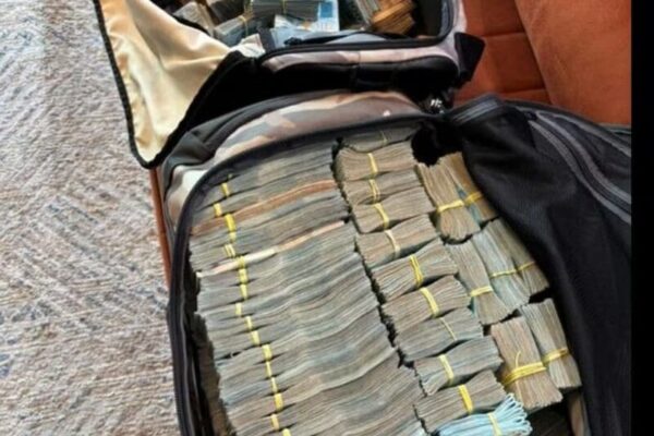 Dinheiro apreendido na casa do assessor de um prefeito da Baixada Fluminense — Foto Divulgação