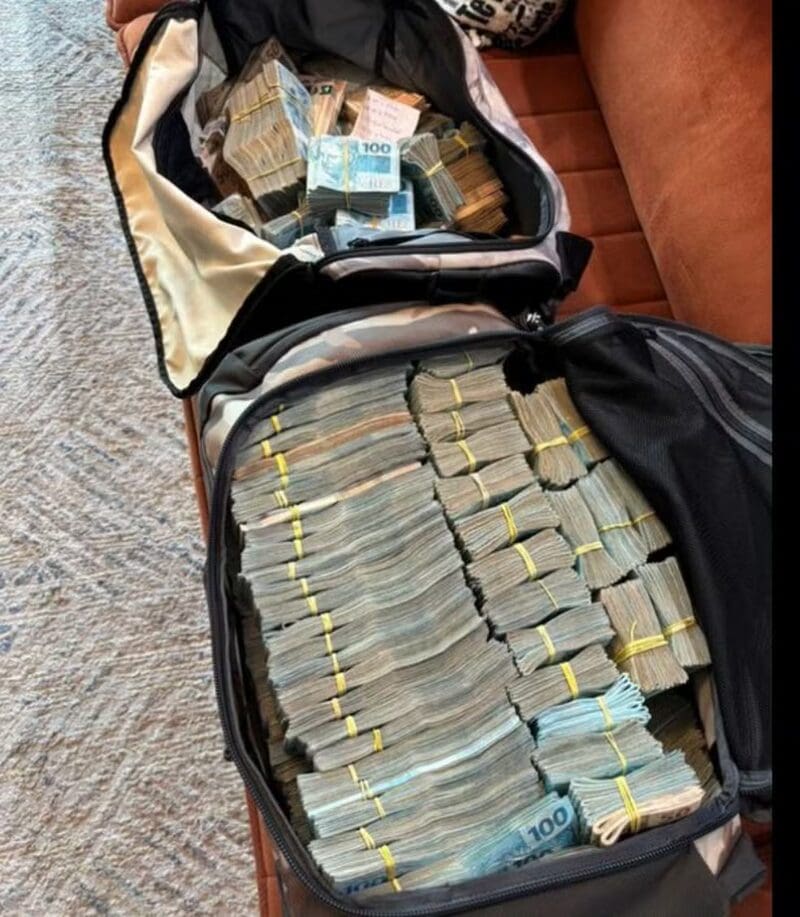 Dinheiro apreendido na casa do assessor de um prefeito da Baixada Fluminense — Foto Divulgação