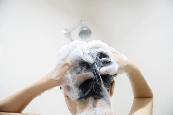 Diversas marcas de shampoo e condicionador tiveram vendas proibidas pela ANVISA