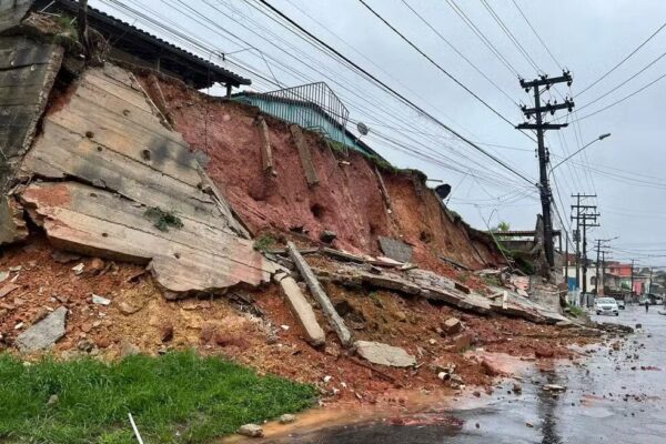 Dois deslizamentos na Rua Prefeito Clodomiro Maia - Vicentina — Foto Isabela Campos-TV Rio Sul