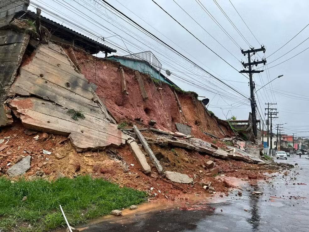 Dois deslizamentos na Rua Prefeito Clodomiro Maia - Vicentina — Foto Isabela Campos-TV Rio Sul