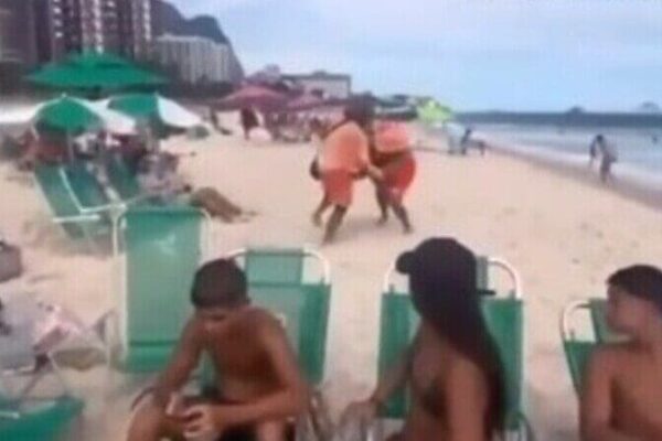 Em briga de ambulantes, um deles é esfaqueado por colega e fica ferido, na Barra da Tijuca, no Rio de Janeiro