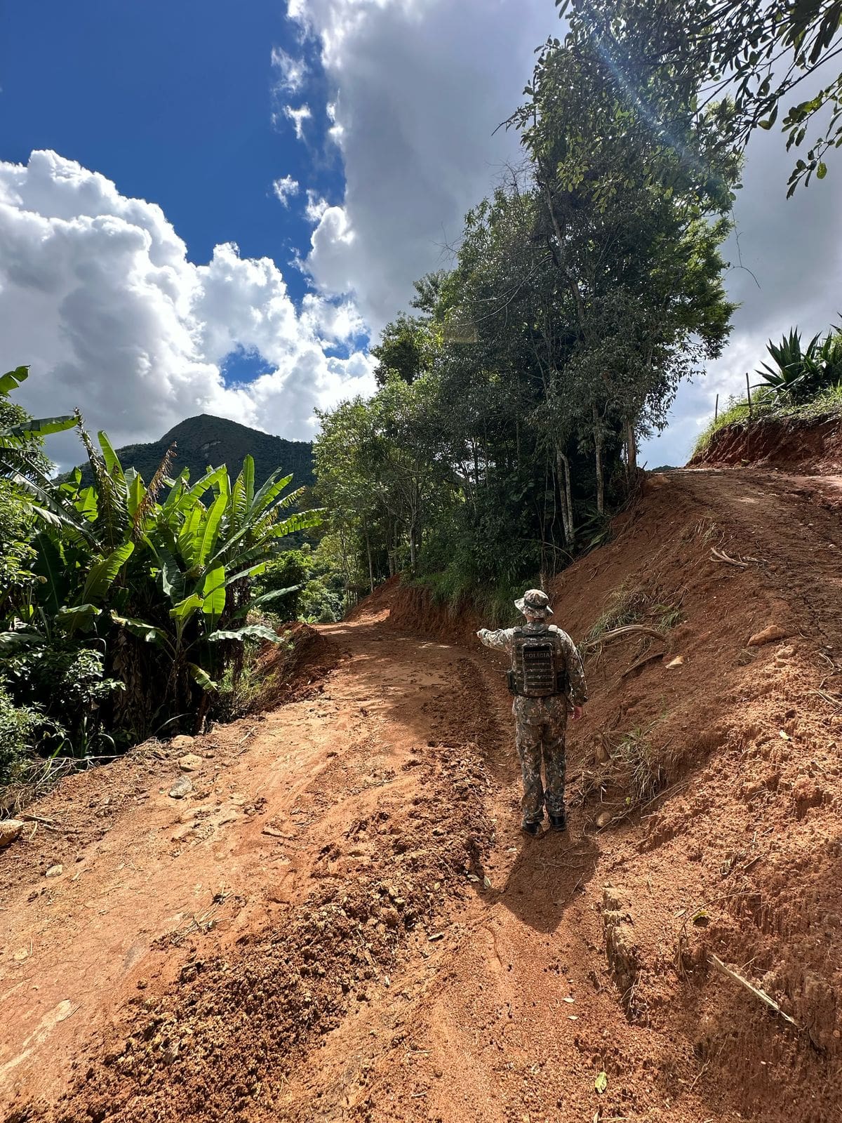 Estrada clandestina é descoberta em São Pedro da Serra pela Polícia Ambiental de Nova Friburgo