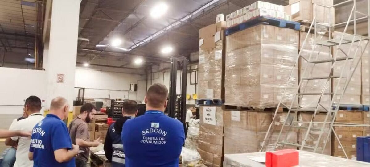 Fiscalização da Vigilância Sanitária para apreender sabão em pó falsificado